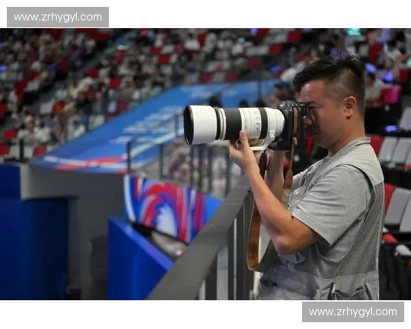 聚焦赛场瞬间：体育摄影师如何捕捉运动员的巅峰时刻