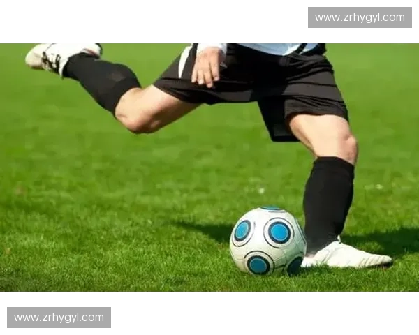脚背正面射门技巧分析及训练方法提升射门精准度与力量 脚背正面射门技巧分析及训练方法提升射门精准度与力量